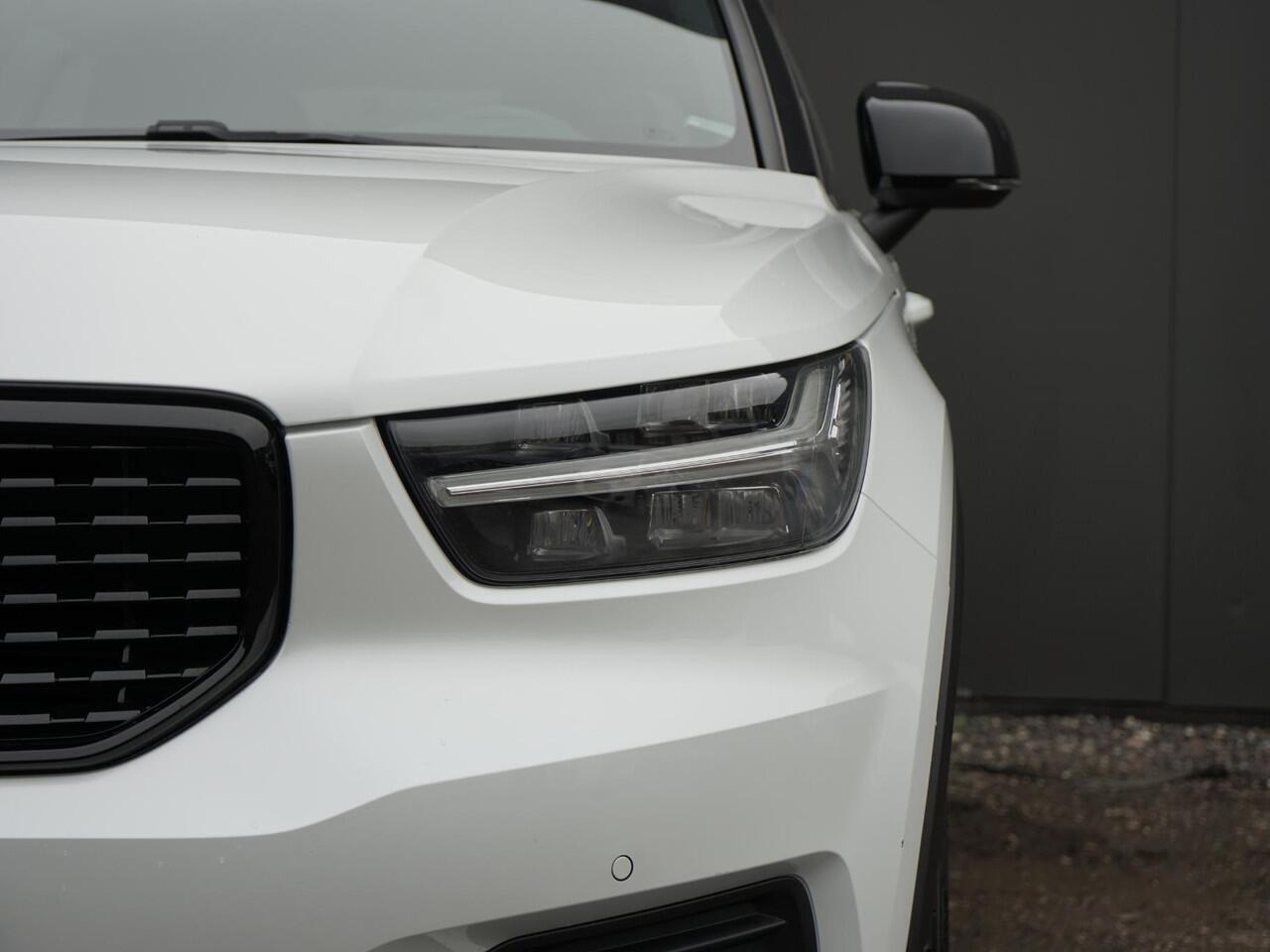 Volvo XC40 1.5 T4 Recharge R-Design Dealeronderh. / Achteruitrijcamera / Elektr. voorstoelen / PDC voor en achter / Draadloos laden / Verwarmde voorruit