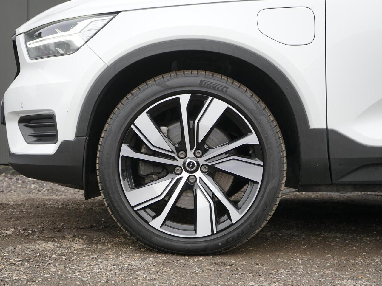 Volvo XC40 1.5 T4 Recharge R-Design Dealeronderh. / Achteruitrijcamera / Elektr. voorstoelen / PDC voor en achter / Draadloos laden / Verwarmde voorruit