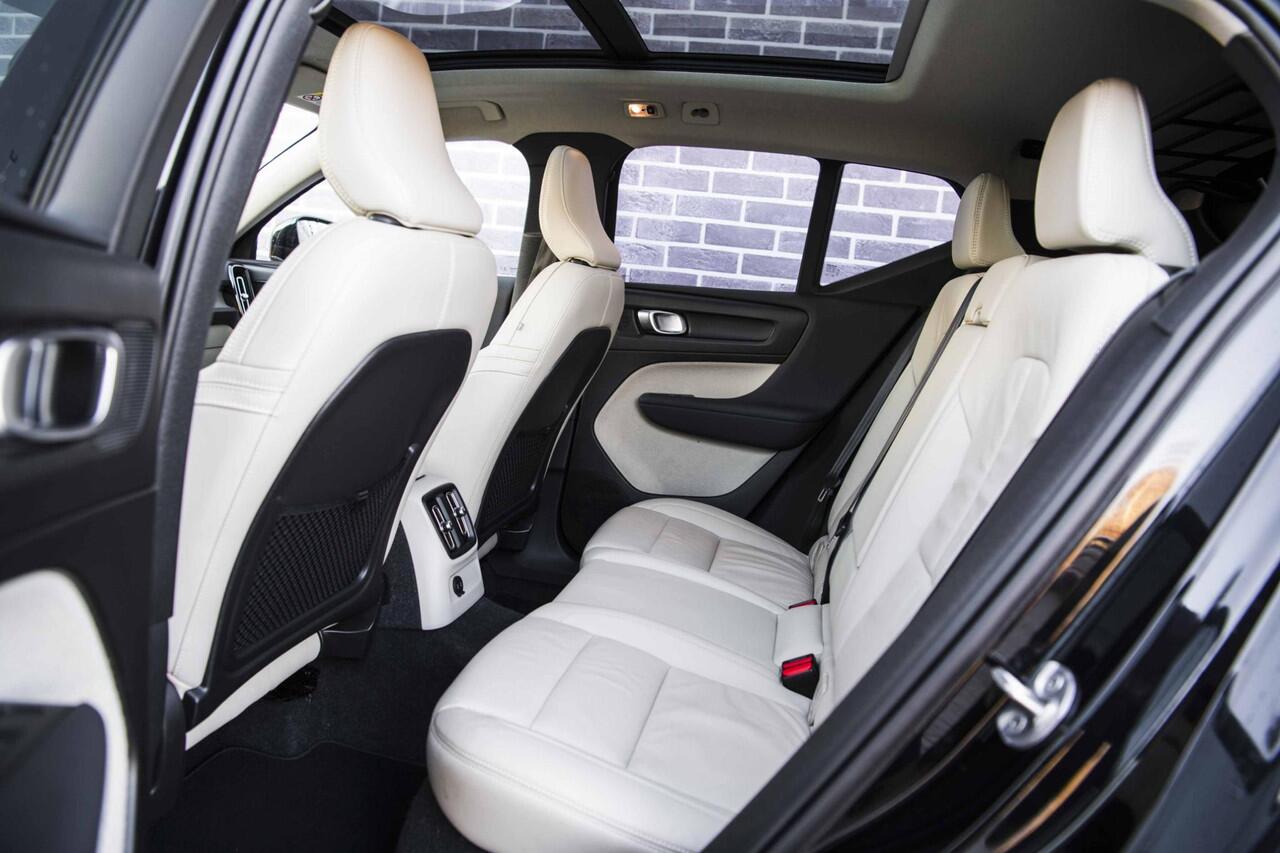 Volvo XC40 1.5 T5 Recharge Inscription | Panoramadak | Harman & Kardon | 360° camera | Stoel/stuurverwarming| Elektrisch verstelbare voorstoelen |