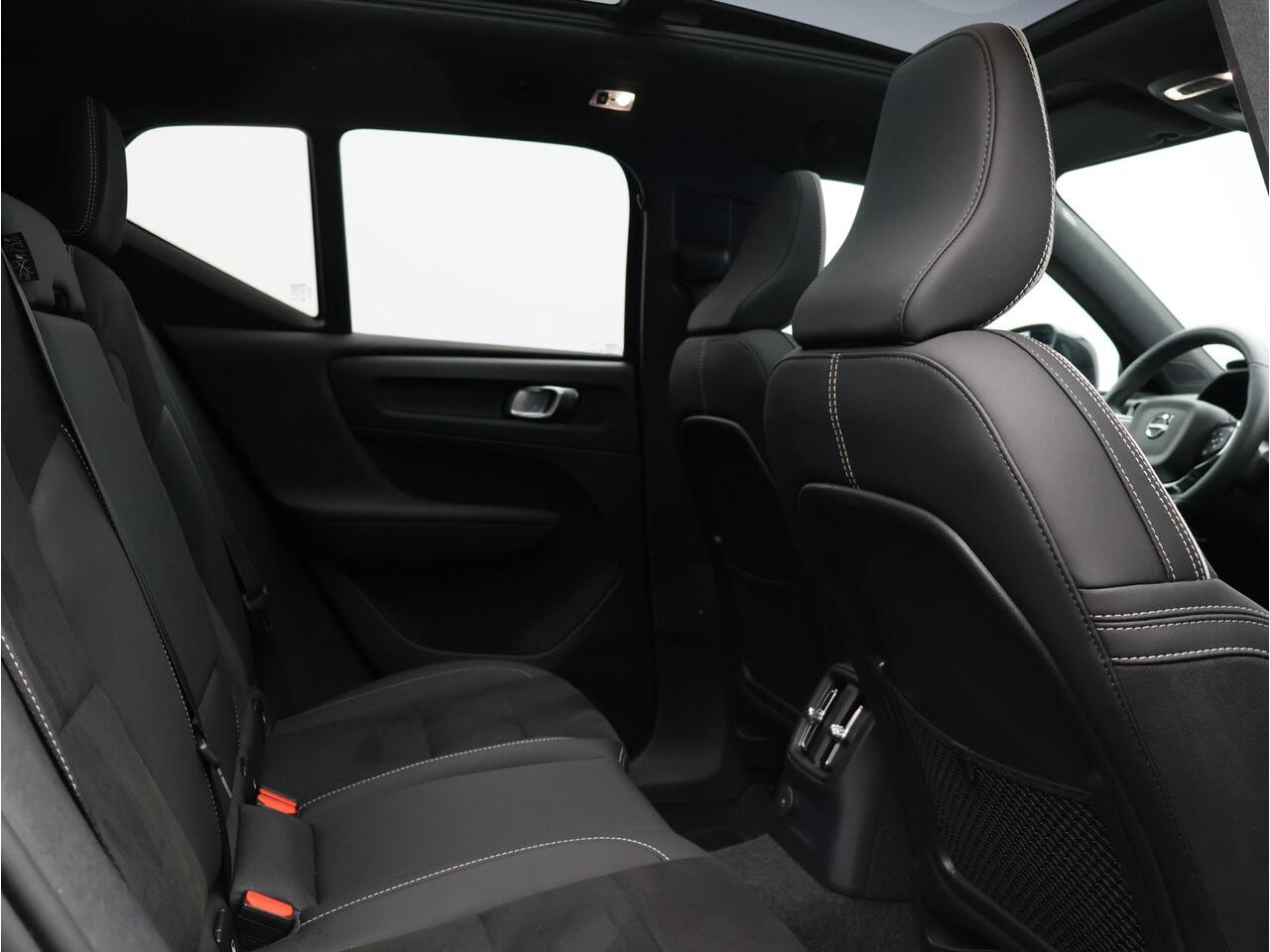 Volvo XC40 T4 Plug-in hybrid Ultimate Dark / Pan. dak / Trekhaak / Stoel+stuurverwarming / Harman Kardon / Elektr. bed. stoelen