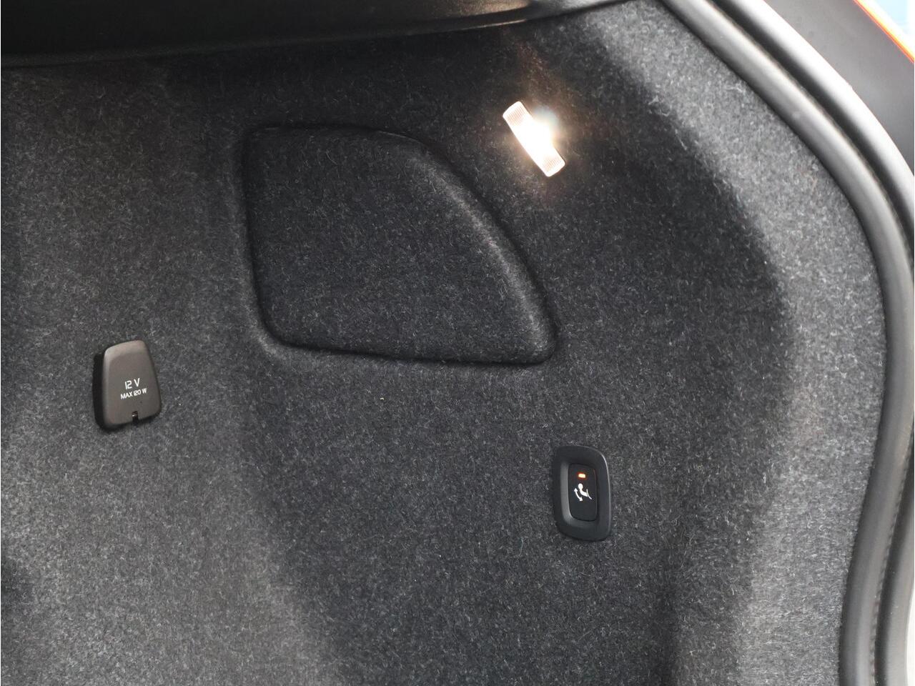 Volvo XC40 T4 Plug-in hybrid Ultimate Dark / Pan. dak / Trekhaak / Stoel+stuurverwarming / Harman Kardon / Elektr. bed. stoelen