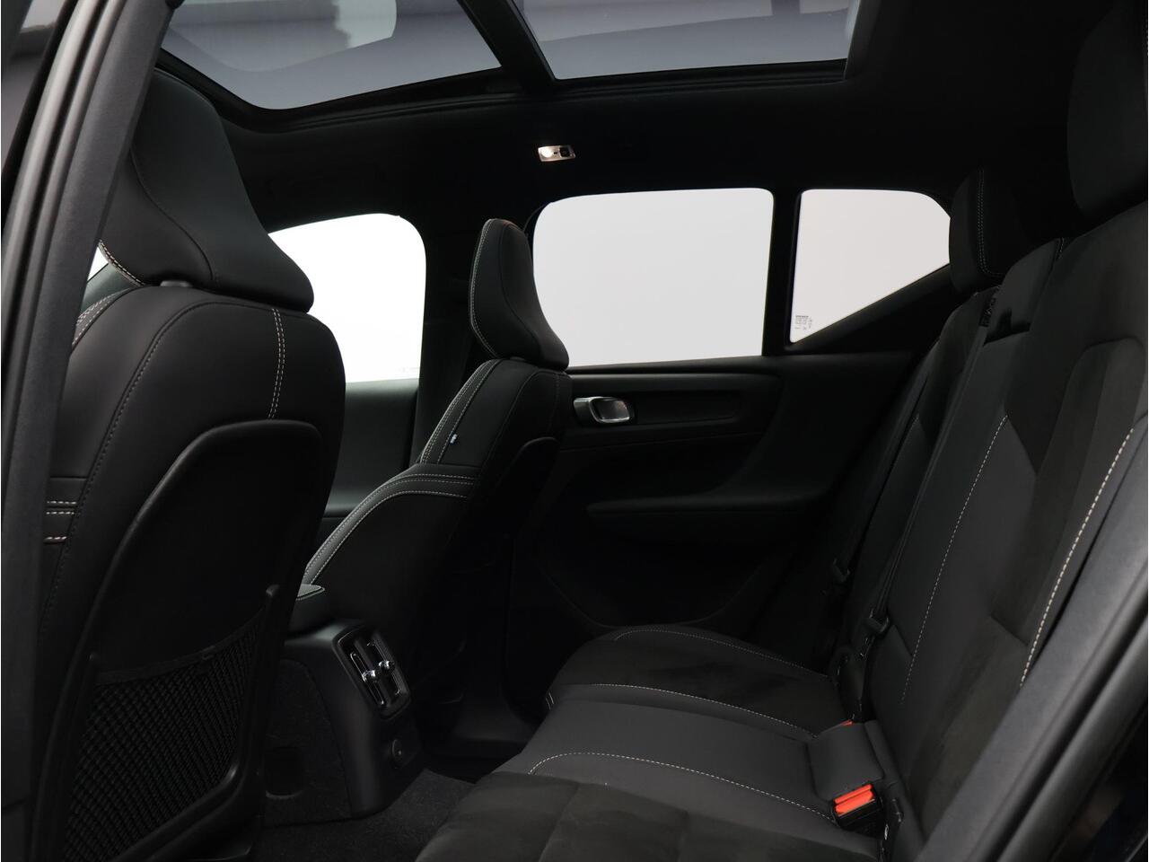 Volvo XC40 T4 Plug-in hybrid Ultimate Dark / Pan. dak / Trekhaak / Stoel+stuurverwarming / Harman Kardon / Elektr. bed. stoelen