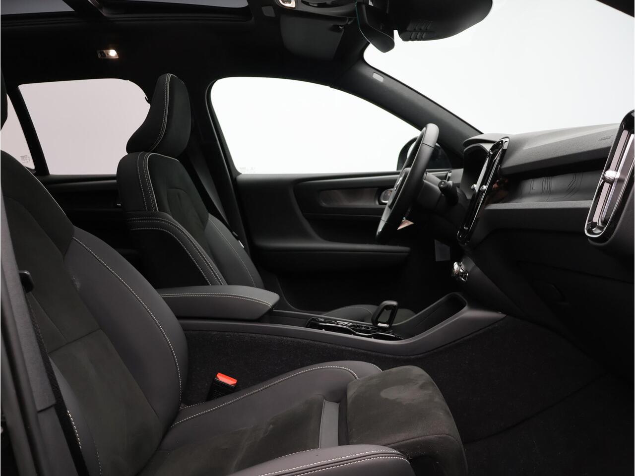 Volvo XC40 T4 Plug-in hybrid Ultimate Dark / Pan. dak / Trekhaak / Stoel+stuurverwarming / Harman Kardon / Elektr. bed. stoelen