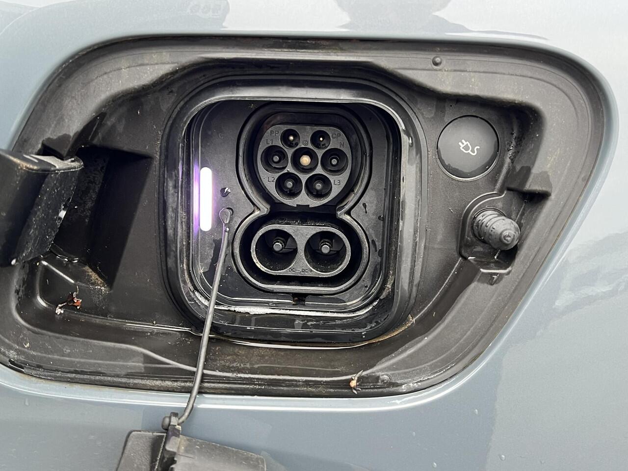 Volvo XC40 Recharge Core 70 kWh VAN: 33.900,- VOOR: 30.877,- UW EINDEJAARSVOORDEEL: 3.023,- | ACHTERUITRIJCAMERA | APPLE CARPLAY | CRUISE CONTROL | DRAADLOZE TELEFOON LADER |