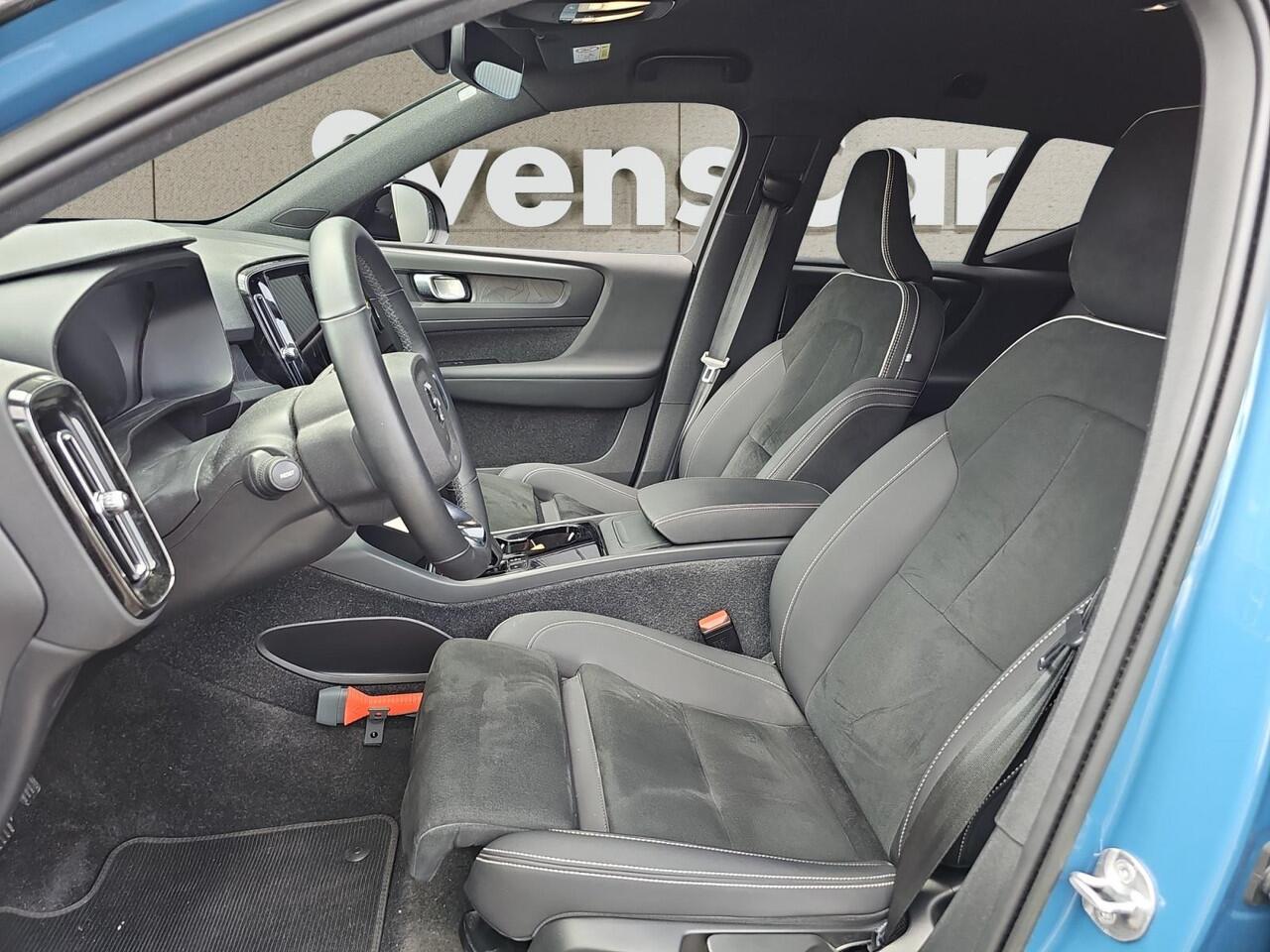 Volvo XC40 Recharge Core 70 kWh | Trekhaak | Stoelverwarming | Apple Carplay | 20 inch velgen |