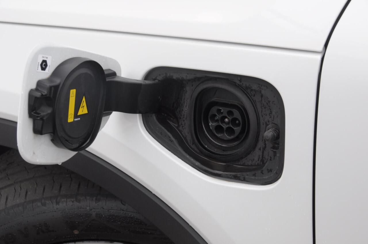 Volvo XC40 T4 211PK Automaat Recharge R-Design / Cruise control / leder met alcantara / elektrische achterklep / keyless entry / Apple carplay / Parkeersensoren met camera / getinte ramen /