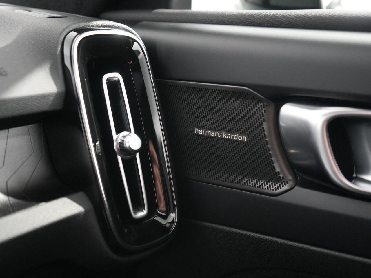 Volvo XC40 1.5 T4 Recharge Inscription | R-Design | Facelift | Pano | Ultimate Dark| Blis | Camera | H&K |