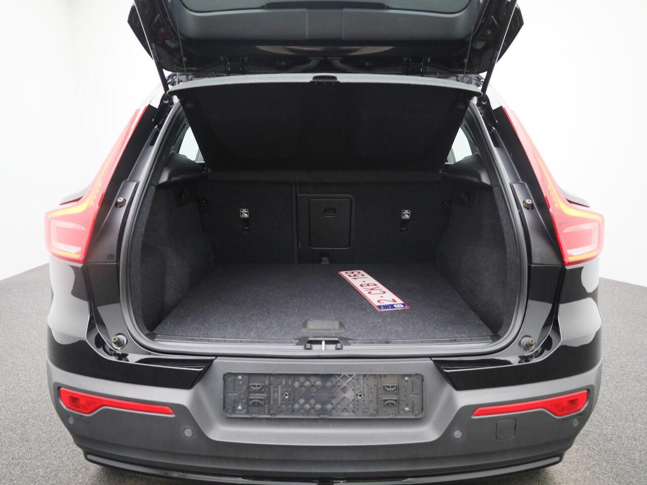 Volvo XC40 Recharge Core 232PK | Allseason-banden | Grootlicht-assistent | Achteruitrijcamera + parkeersensoren | Climate control | Apple CarPlay & Android Auto