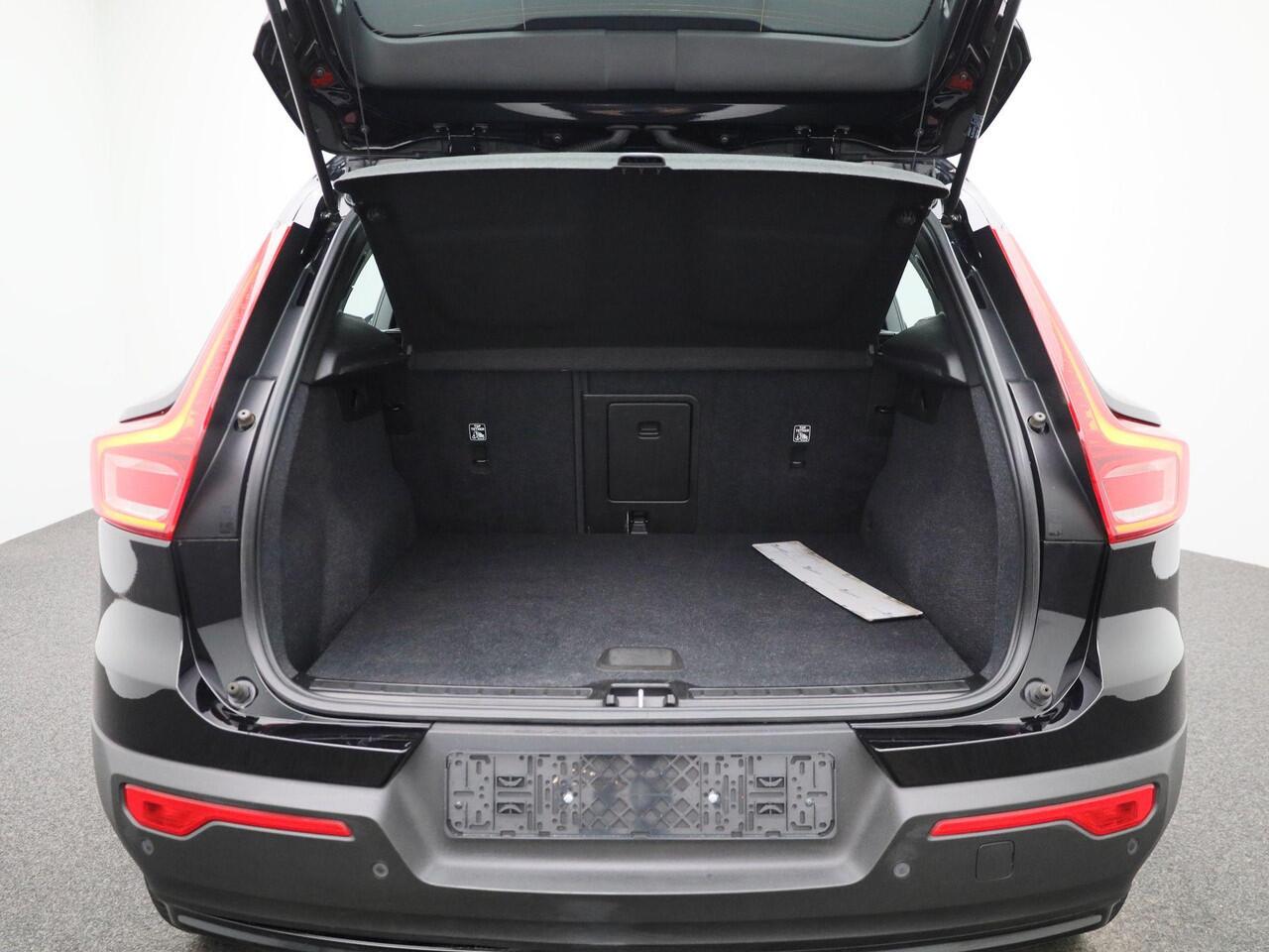 Volvo XC40 Recharge Core 232PK | Allseason-banden | Grootlicht-assistent | Achteruitrijcamera + parkeersensoren | Climate control | Apple CarPlay & Android Auto