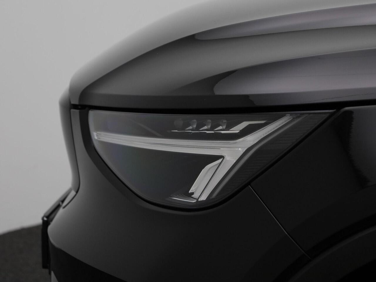Volvo XC40 Recharge Core 232PK | Allseason-banden | Grootlicht-assistent | Achteruitrijcamera + parkeersensoren | Climate control | Apple CarPlay & Android Auto