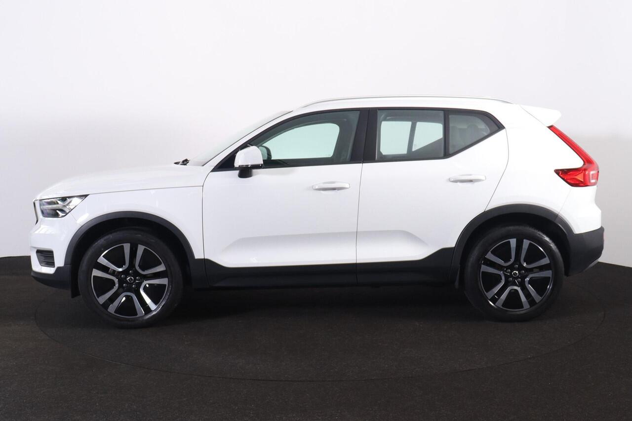 Volvo XC40 T2 Momentum - AUTOMAAT - Sensus Navigatie - LED-koplampen - Cruise Control - Climate control - Parkeersensoren achter - 19' LMV