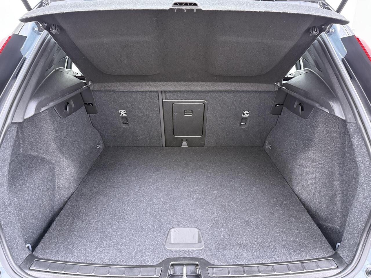 Volvo XC40 Recharge Core 70 kWh VAN ¤32.900,- nu voor slechts ¤29.770,- Uw LENTEVOORDEEL ¤3.130,-!| ACHTERUITRIJCAMERA | APPLE CARPLAY | CRUISE CONTROL | DRAADLOZE TELEFOON LADER | RIJKLAARPRIJS INCL. 12 MND BOVAG GARANTIE