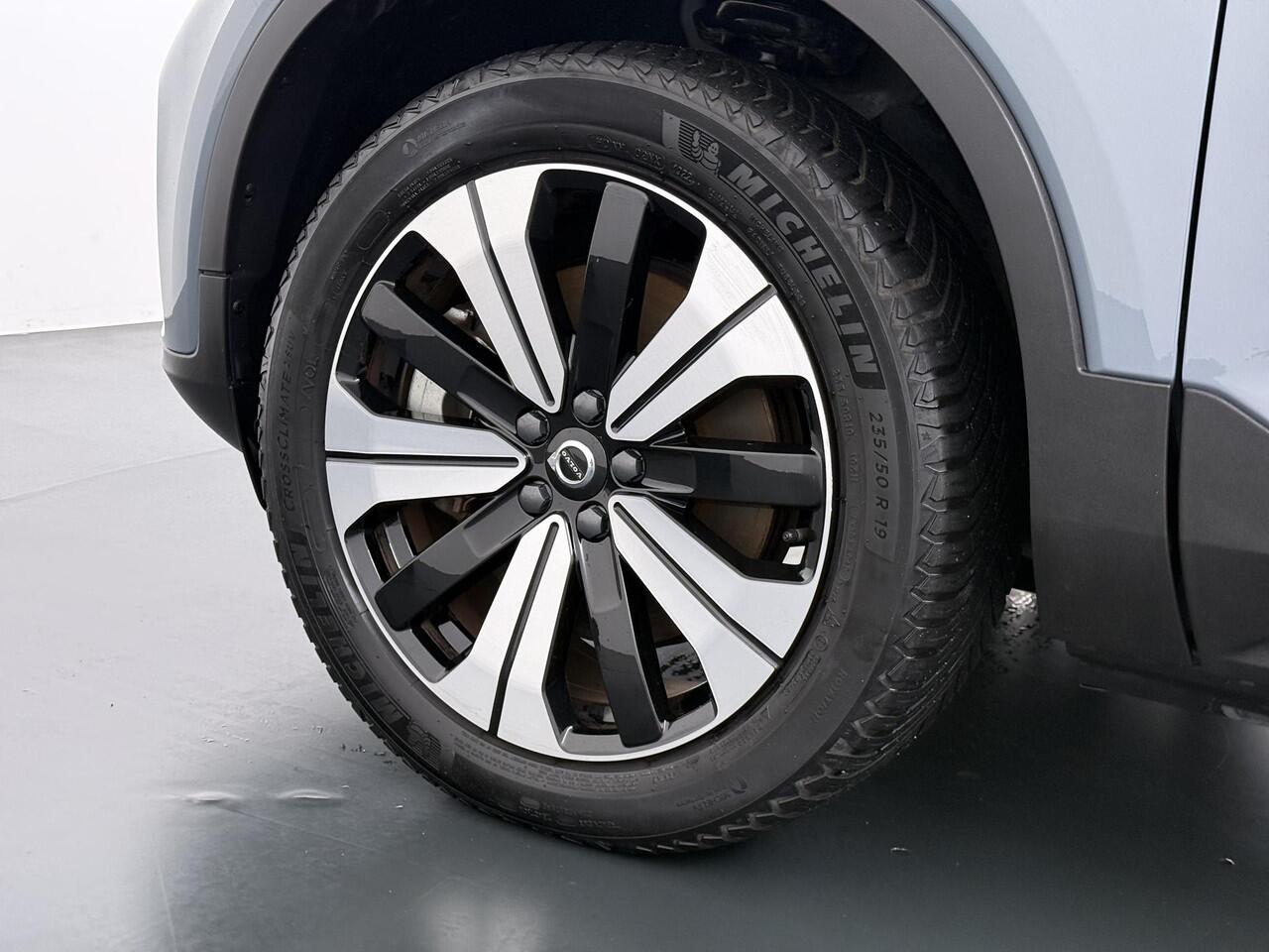 Volvo XC40 Recharge Core 70 kWh VAN ¤32.900,- nu voor slechts ¤29.770,- Uw LENTEVOORDEEL ¤3.130,-!| ACHTERUITRIJCAMERA | APPLE CARPLAY | CRUISE CONTROL | DRAADLOZE TELEFOON LADER | RIJKLAARPRIJS INCL. 12 MND BOVAG GARANTIE