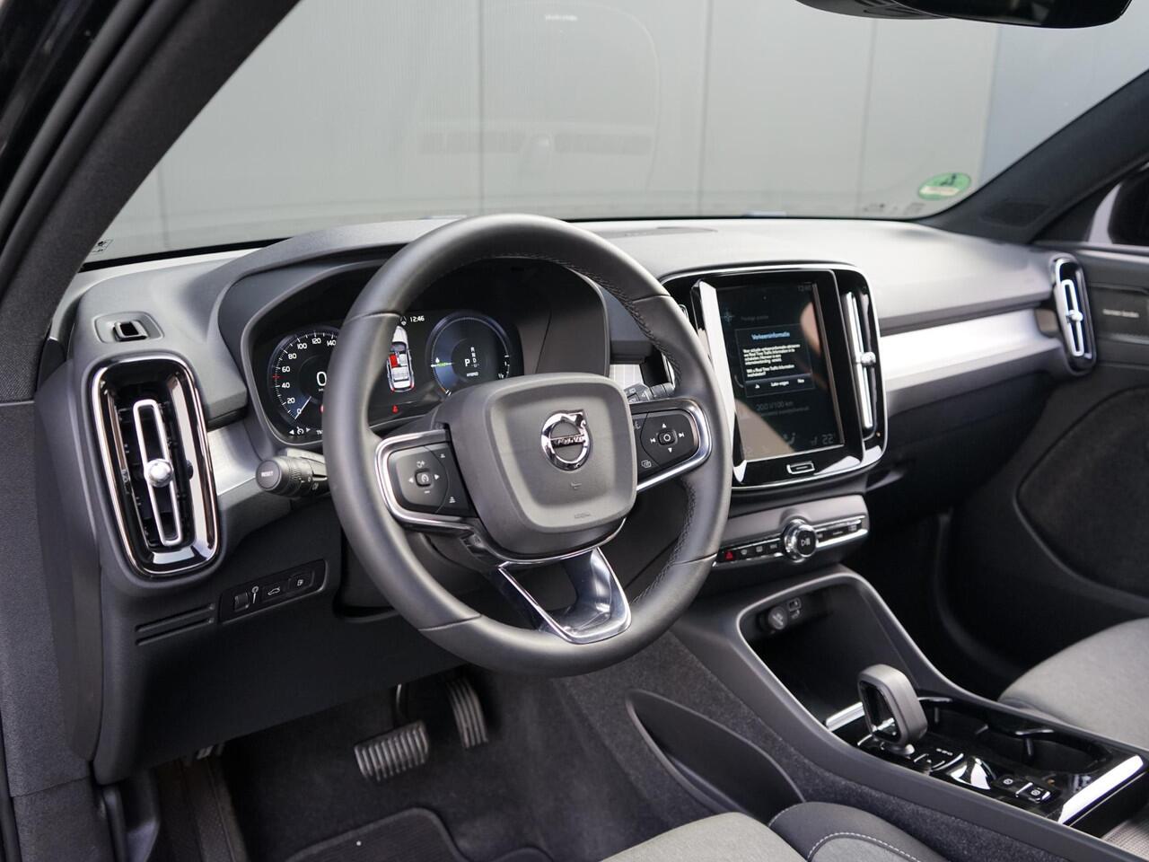 Volvo XC40 1.5 T4 Plug-in hybrid Plus Dark Dealeronderh. / Elektr. verstelb. best. stoel / Harman Kardon / Achteruitrijcamera / PDC / DAB radio