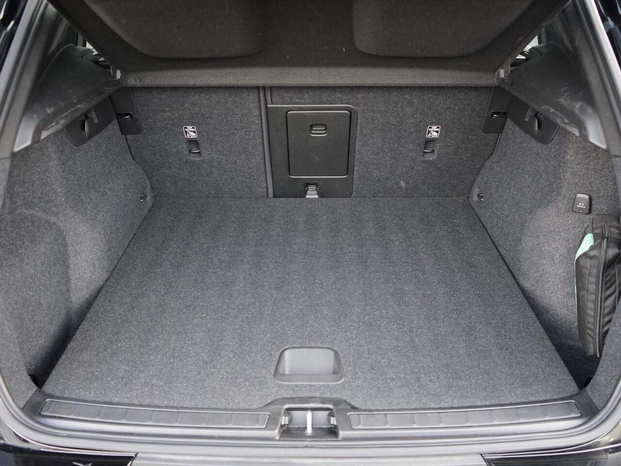 Volvo XC40 1.5 T4 Plug-in hybrid Plus Dark Dealeronderh. / Elektr. verstelb. best. stoel / Harman Kardon / Achteruitrijcamera / PDC / DAB radio