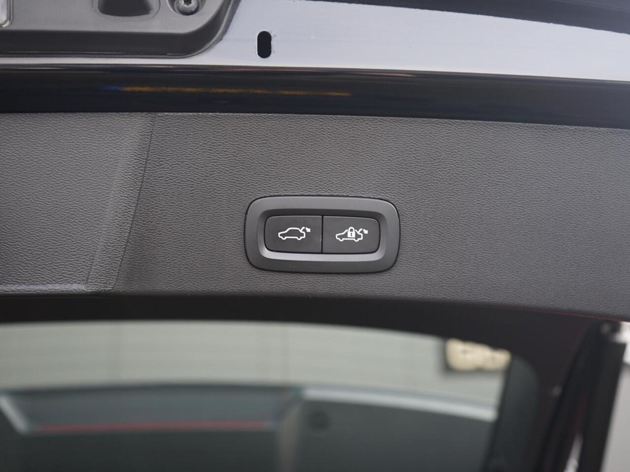 Volvo XC40 1.5 T4 Plug-in hybrid Plus Dark Dealeronderh. / Elektr. verstelb. best. stoel / Harman Kardon / Achteruitrijcamera / PDC / DAB radio