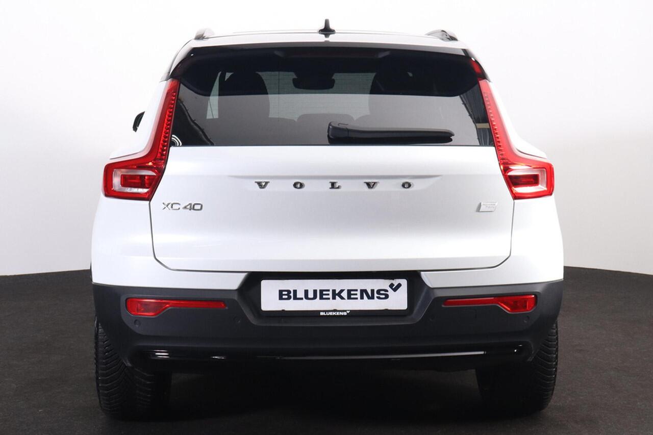 Volvo XC40 Twin Ultimate 78 kWh - Panorama/schuifdak - IntelliSafe Assist & Surround - 360º Camera - Harman/Kardon audio - Verwarmde voorstoelen & stuur - Parkeersensoren voor & achter - Elektr. bedienb. voorstoelen met geheugen links - Draadloze tel. lader - Warmte