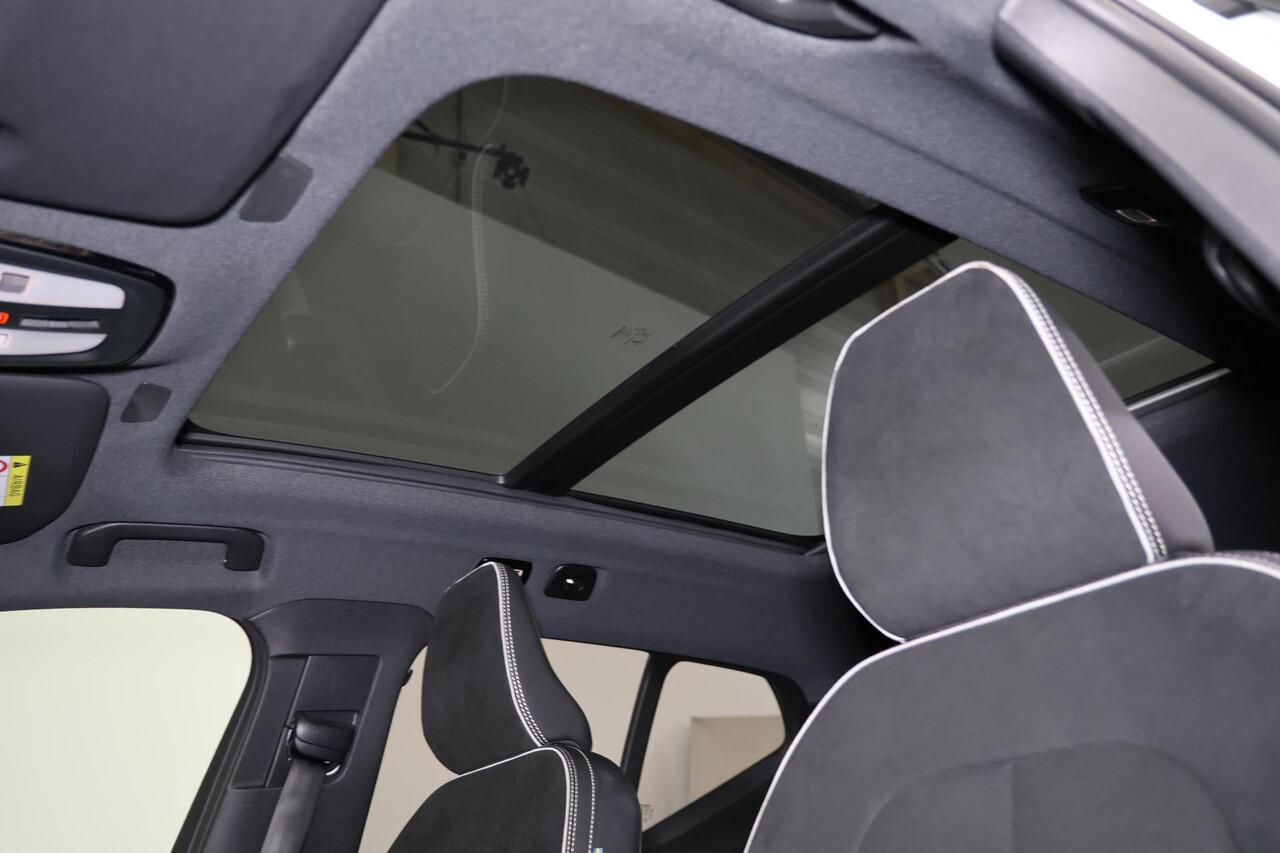 Volvo XC40 Twin Ultimate 78 kWh - Panorama/schuifdak - IntelliSafe Assist & Surround - 360º Camera - Harman/Kardon audio - Verwarmde voorstoelen & stuur - Parkeersensoren voor & achter - Elektr. bedienb. voorstoelen met geheugen links - Draadloze tel. lader - Warmte