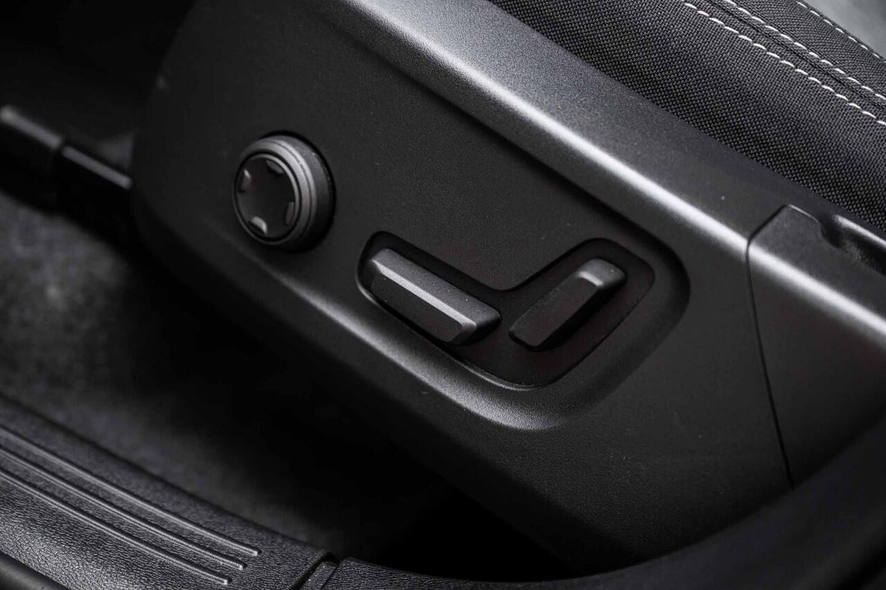 Volvo XC40 1.5 T4 Plug-in hybrid Plus Dark | Trekhaak | Stoel en Stuurverwarming | Harman Kardon | 19" Velgen | LED mistlampen |