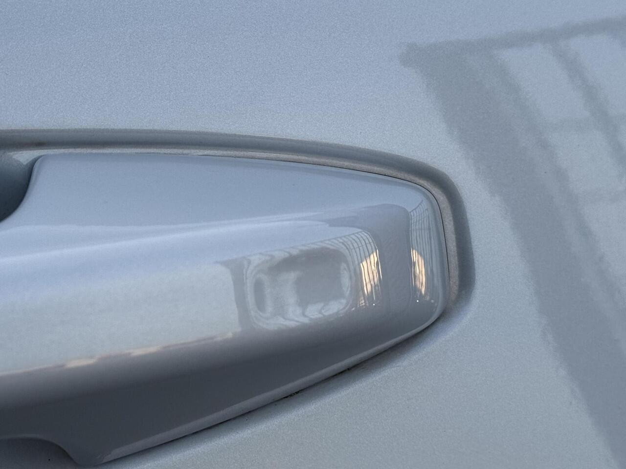 Volvo XC40 1.5 T2 Momentum Business LED | Keyless Entry/Start | parkeercamera | Parkeersensoren voor+achter | Adaptieve cruise control | Apple CarPlay/Android Auto |