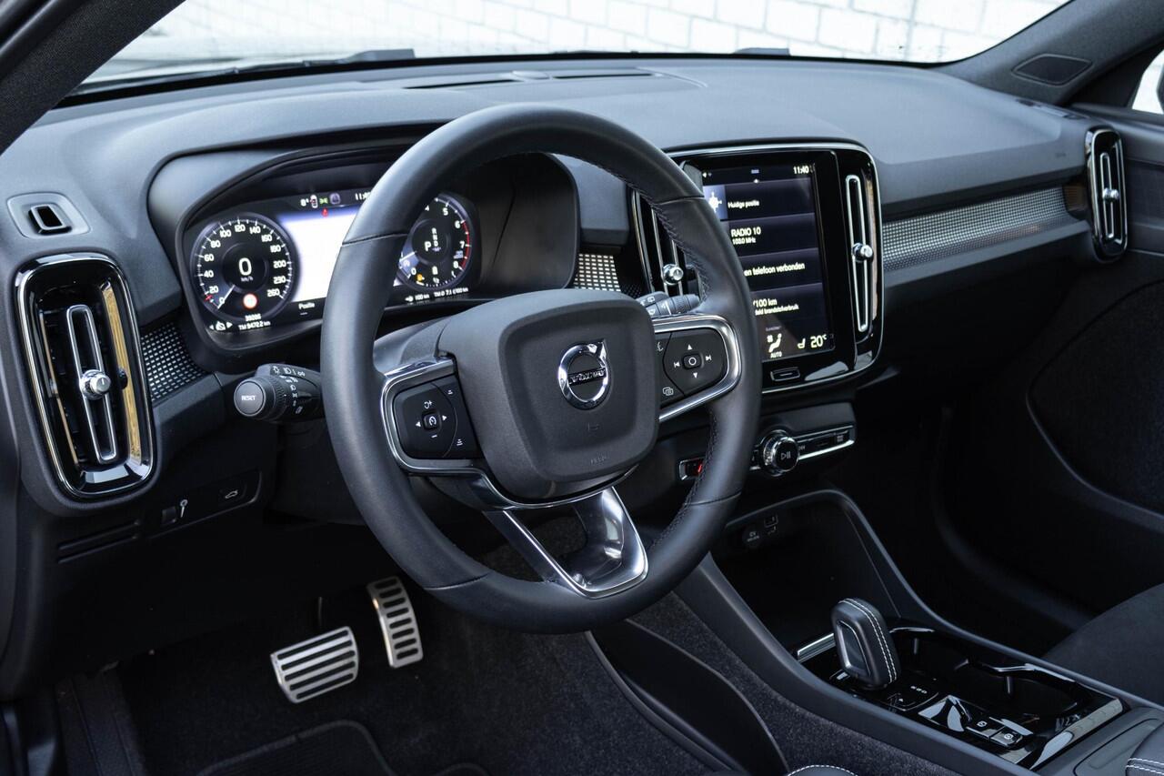 Volvo XC40 2.0 B4 R-Design | Semi Elektrische Trekhaak | Navigatie | Parkeercamera | Parkeersensoren rondom | Apple Car Play | Adaptieve Cruise Control | Climate Control |