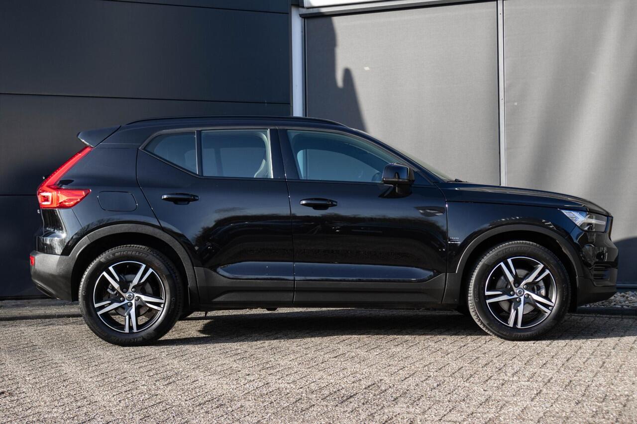 Volvo XC40 2.0 B4 R-Design | Semi Elektrische Trekhaak | Navigatie | Parkeercamera | Parkeersensoren rondom | Apple Car Play | Adaptieve Cruise Control | Climate Control |