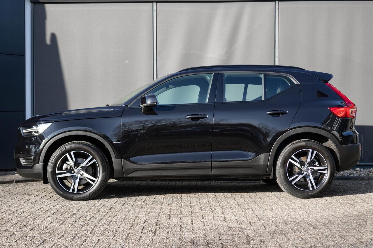 Volvo XC40 2.0 B4 R-Design | Semi Elektrische Trekhaak | Navigatie | Parkeercamera | Parkeersensoren rondom | Apple Car Play | Adaptieve Cruise Control | Climate Control |