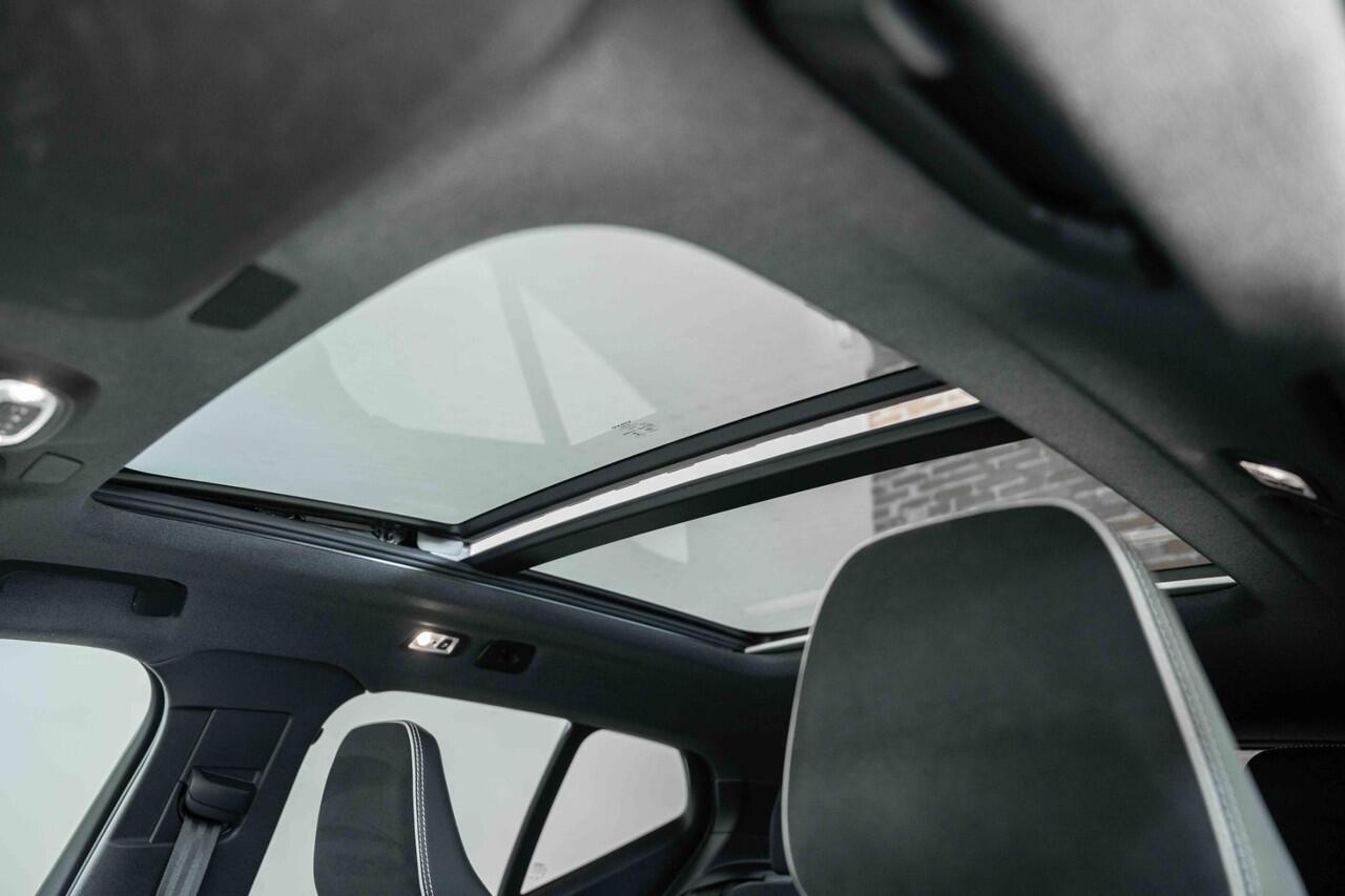 Volvo XC40 T5 Recharge R-Design | Panoramadak | Premium audio by Harman Kardon | Verwarmbare voorstoelen en achterbank | Verwarmbaar stuurwiel | Elektrische bedienbare voorstoel | 360° Parkeercamera | Parkeersensoren voor + achter