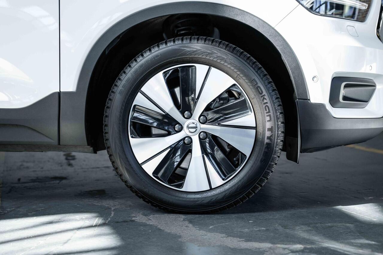 Volvo XC40 T5 Recharge R-Design | Panoramadak | Premium audio by Harman Kardon | Verwarmbare voorstoelen en achterbank | Verwarmbaar stuurwiel | Elektrische bedienbare voorstoel | 360° Parkeercamera | Parkeersensoren voor + achter