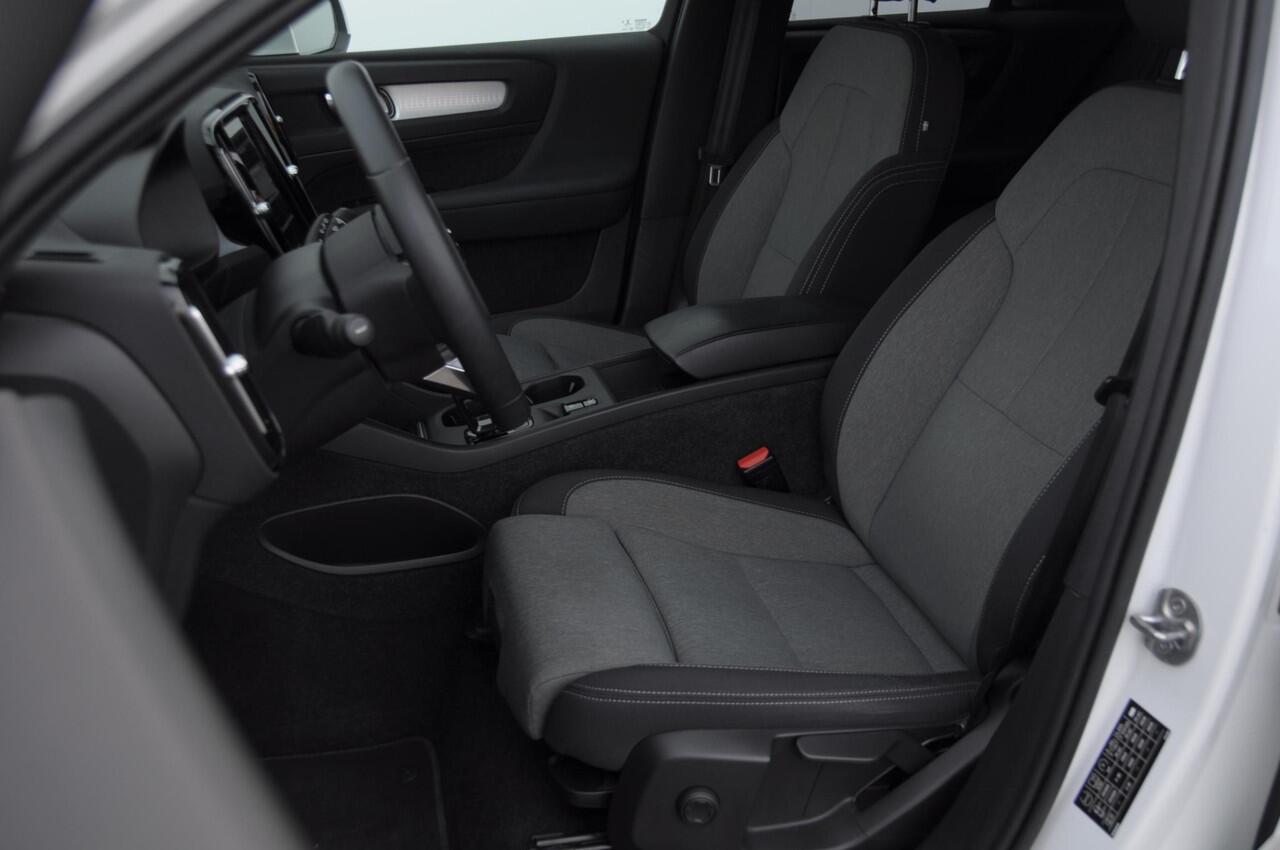 Volvo XC40 T4 211PK Automaat Core Bright / Apple carplay / Parkeersensoren met camera / Stoelverwarming / Elektrische achterklep / Keyless entry / Parkeersensoren met camera