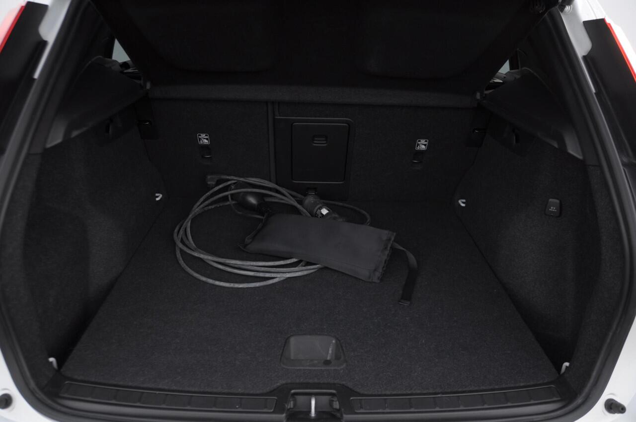 Volvo XC40 T4 211PK Automaat Core Bright / Apple carplay / Parkeersensoren met camera / Stoelverwarming / Elektrische achterklep / Keyless entry / Parkeersensoren met camera