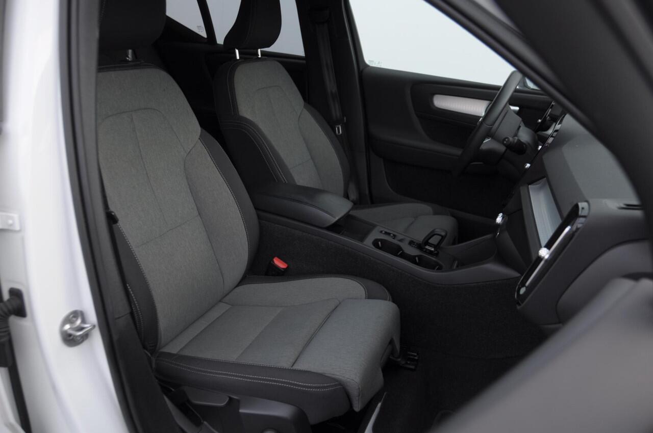 Volvo XC40 T4 211PK Automaat Core Bright / Apple carplay / Parkeersensoren met camera / Stoelverwarming / Elektrische achterklep / Keyless entry / Parkeersensoren met camera