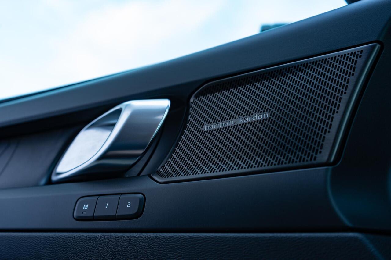 Volvo XC40 Plug-in hybrid T4 Ultimate Dark | Trekhaak | Panoramadak | 360° camera | Harman Kardon audio | Adaptive cruise control | Navigatie | Stoel- en stuurverwarming | Apple Carplay / Android Auto | Elektrische stoelverstelling |