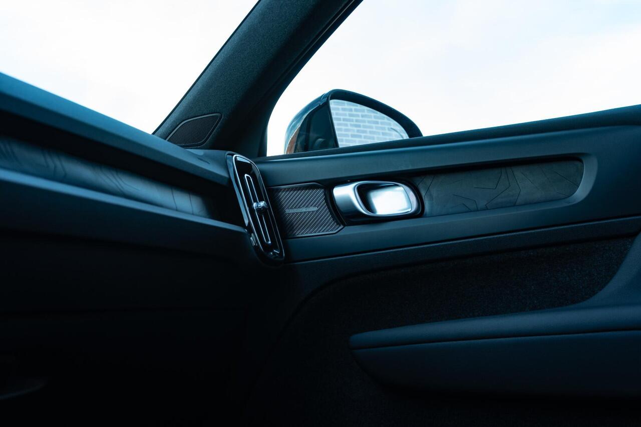 Volvo XC40 Plug-in hybrid T4 Ultimate Dark | Trekhaak | Panoramadak | 360° camera | Harman Kardon audio | Adaptive cruise control | Navigatie | Stoel- en stuurverwarming | Apple Carplay / Android Auto | Elektrische stoelverstelling |