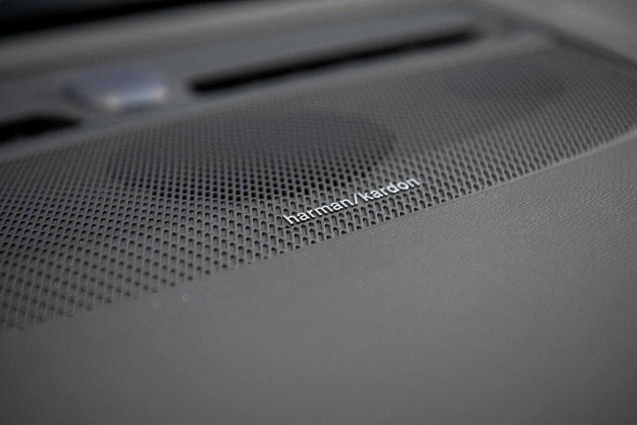 Volvo XC40 Plug-in hybrid T4 Ultimate Dark | Trekhaak | Panoramadak | 360° camera | Harman Kardon audio | Adaptive cruise control | Navigatie | Stoel- en stuurverwarming | Apple Carplay / Android Auto | Elektrische stoelverstelling |