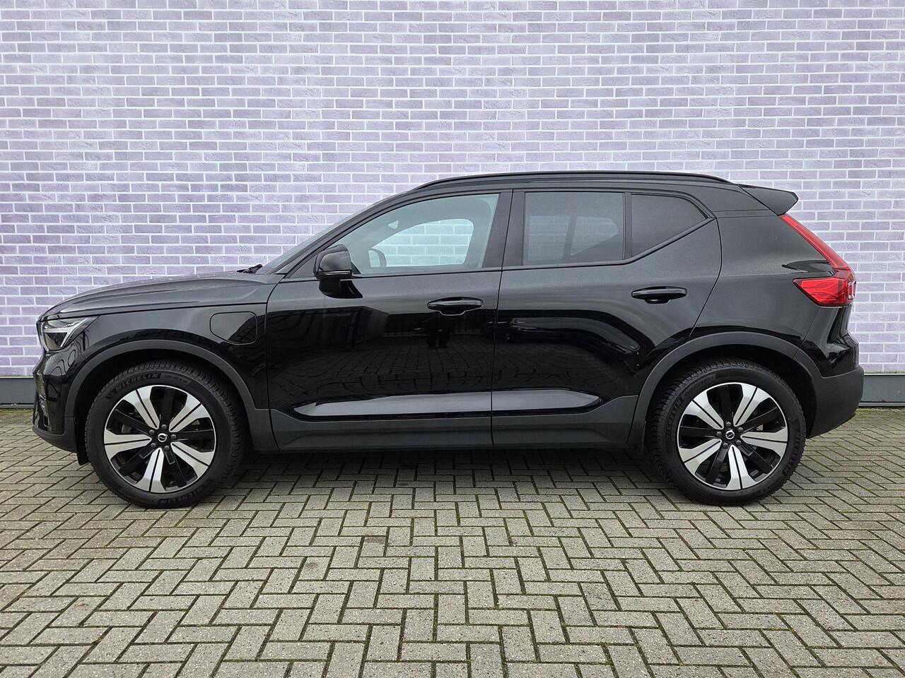 Volvo XC40 Plug-in hybrid T4 Ultimate Dark | Trekhaak | Panoramadak | 360° camera | Harman Kardon audio | Adaptive cruise control | Navigatie | Stoel- en stuurverwarming | Apple Carplay / Android Auto | Elektrische stoelverstelling |