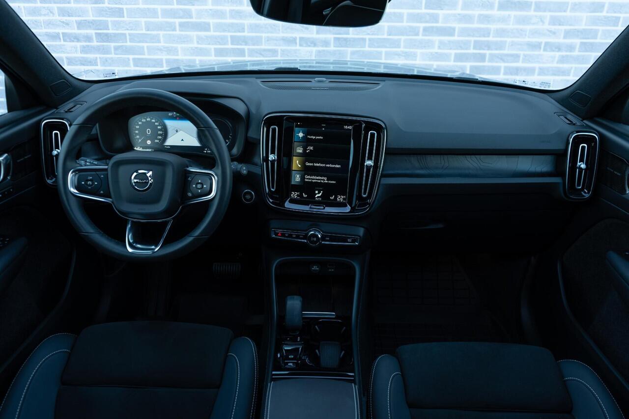 Volvo XC40 Plug-in hybrid T4 Ultimate Dark | Trekhaak | Panoramadak | 360° camera | Harman Kardon audio | Adaptive cruise control | Navigatie | Stoel- en stuurverwarming | Apple Carplay / Android Auto | Elektrische stoelverstelling |