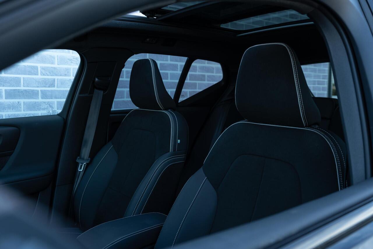 Volvo XC40 Plug-in hybrid T4 Ultimate Dark | Trekhaak | Panoramadak | 360° camera | Harman Kardon audio | Adaptive cruise control | Navigatie | Stoel- en stuurverwarming | Apple Carplay / Android Auto | Elektrische stoelverstelling |