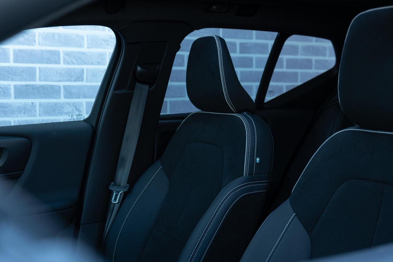 Volvo XC40 Plug-in hybrid T4 Ultimate Dark | Trekhaak | Panoramadak | 360° camera | Harman Kardon audio | Adaptive cruise control | Navigatie | Stoel- en stuurverwarming | Apple Carplay / Android Auto | Elektrische stoelverstelling |