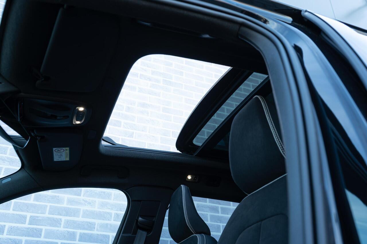 Volvo XC40 Plug-in hybrid T4 Ultimate Dark | Trekhaak | Panoramadak | 360° camera | Harman Kardon audio | Adaptive cruise control | Navigatie | Stoel- en stuurverwarming | Apple Carplay / Android Auto | Elektrische stoelverstelling |