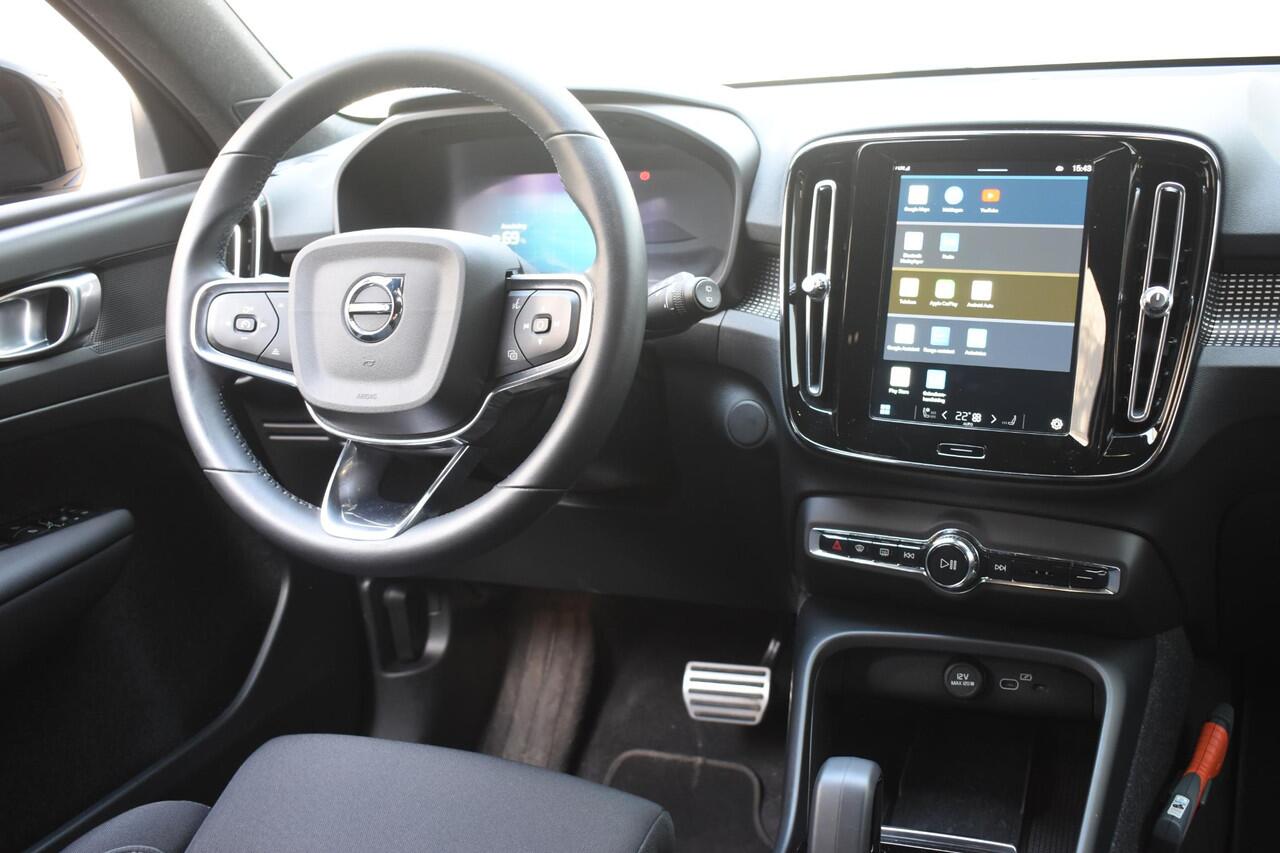 Volvo XC40 231PK Recharge Pure Electric Core Navigatie / Stoelverwarming / Stuurverwarming / Elektrische achterklep / Cruise control / 19" / All season banden