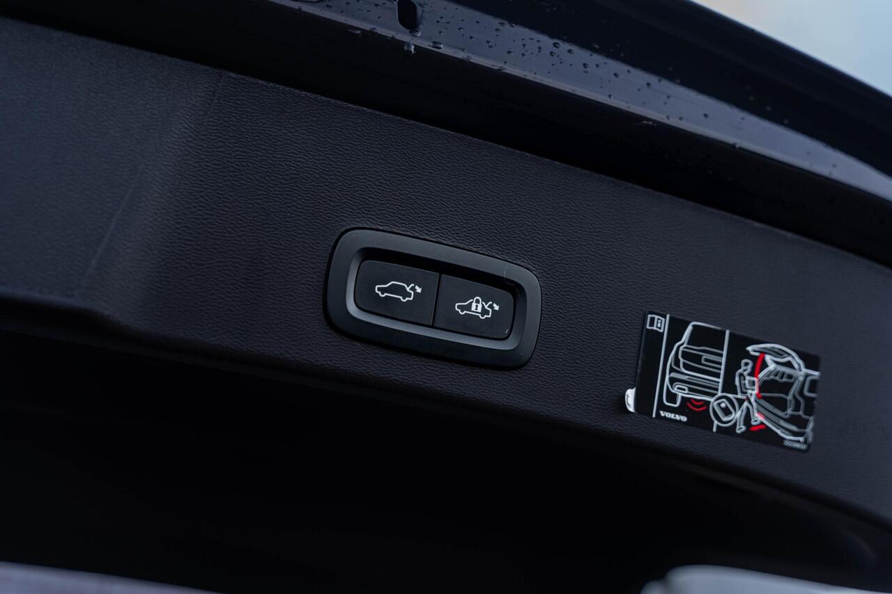 Volvo XC40 T4 Recharge Inscription | Navigatie | Stoelverwarming | Adaptieve Cruise Control | Elek. Achterklep | Camera | Trekhaak | Park Assist | Volvo On Call | 18" LM