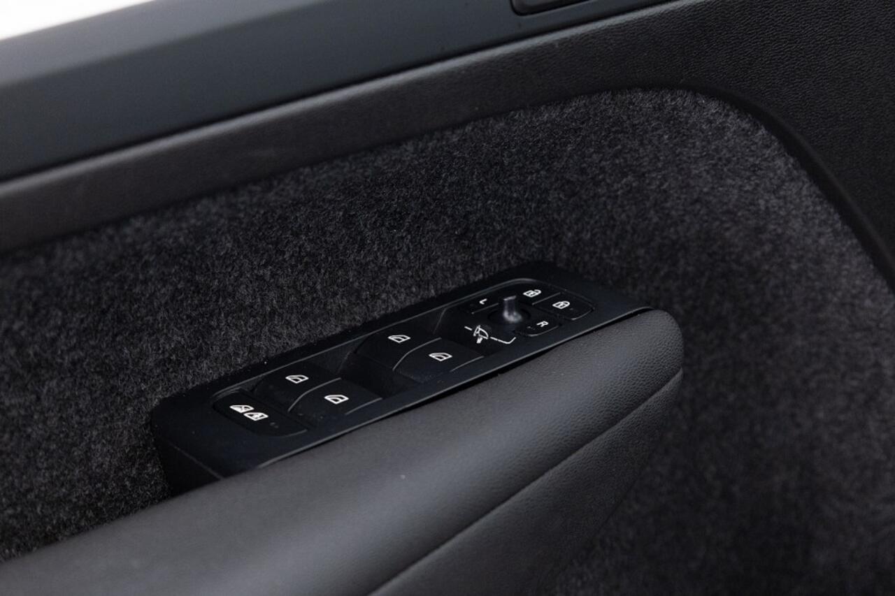 Volvo XC40 1.5 T5 Recharge Business Pro *Speciale Kleur* Full LED | NAVI | ECC | CAMERA