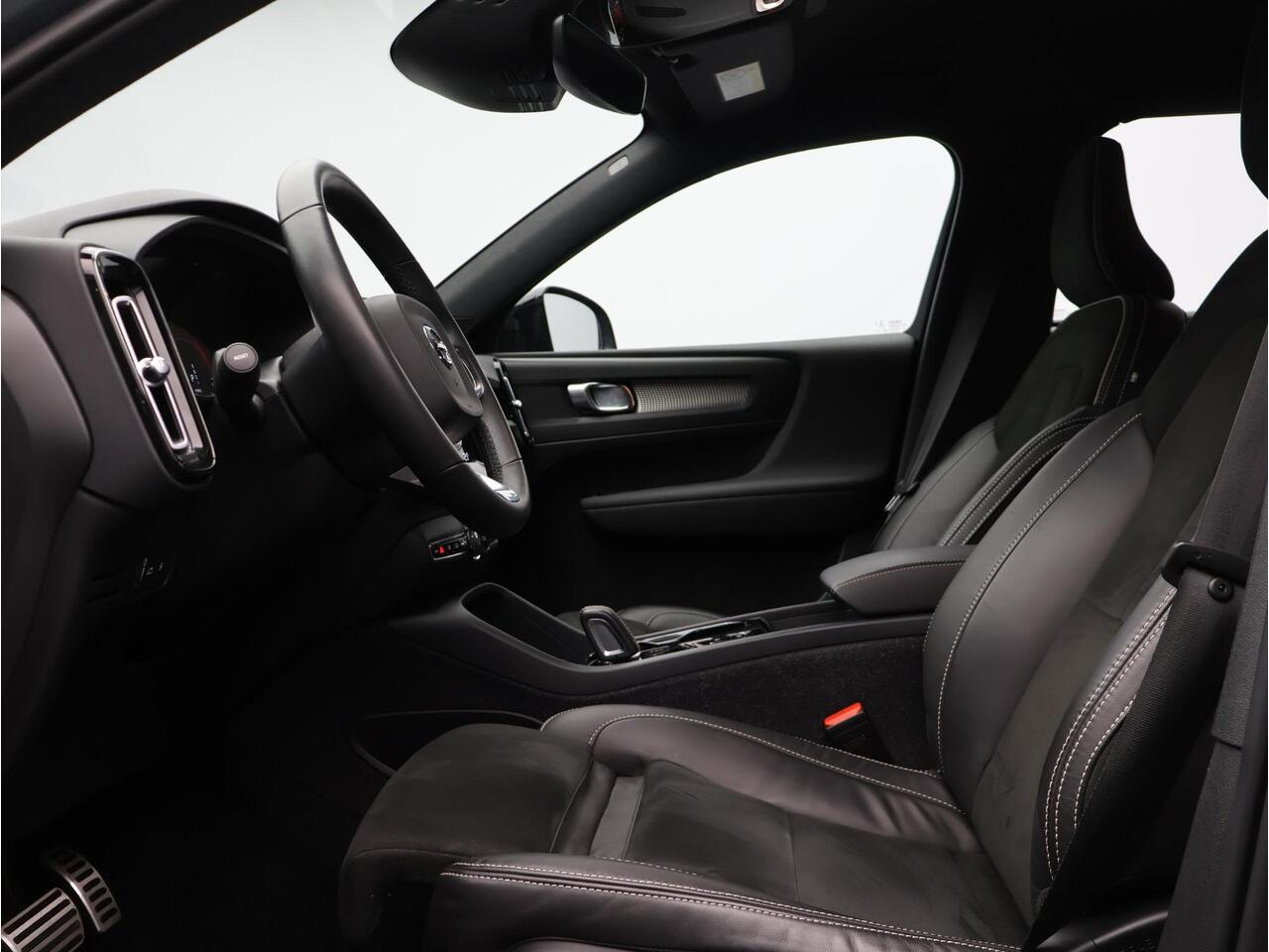 Volvo XC40 T4 Recharge R-Design / Trekhaak / Stoel+stuurwielverwarming / Park assist v+a+camera