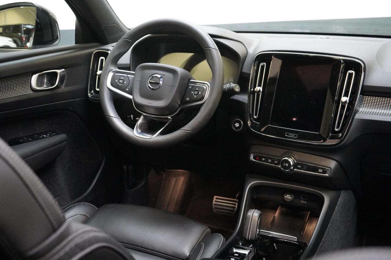 Volvo XC40 1.5 T4 Recharge R-Design | SoH 95% | Leder | Panoramadak | Trekhaak | Camera | Lm velgen