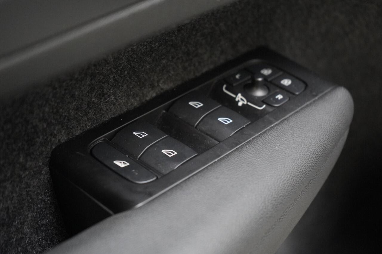 Volvo XC40 1.5 T4 Recharge R-Design | SoH 95% | Leder | Panoramadak | Trekhaak | Camera | Lm velgen