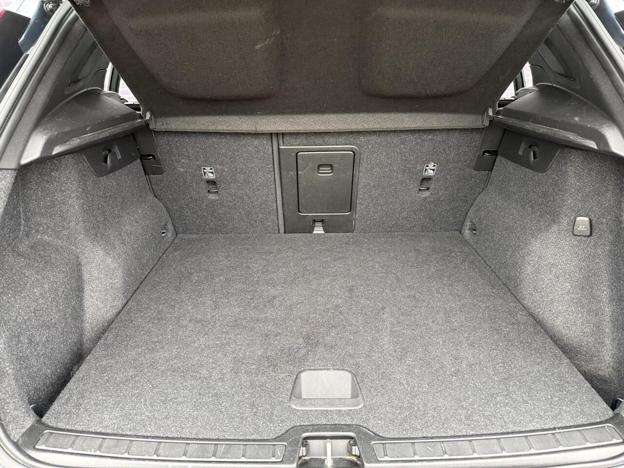 Volvo XC40 1.5 T2 Momentum Business | Stoel/stuurverwarming | adaptieve cruise | Standkachel | Volvo on Call | Keyless entry/start | Pilot assist | Apple carplay/android auto | DAB+|