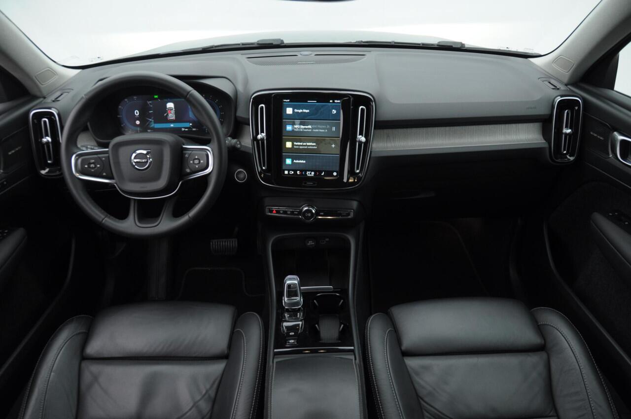 Volvo XC40 B3 177PK Automaat Plus Dark / Elektrische stoelen met geheugen / Keyless entry / Elektrische achterklep / Harman Kardon audio / Parkeersensoren met camera / stoel - en stuurwielverwarming /