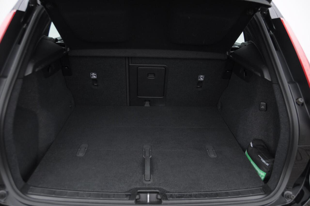 Volvo XC40 B3 177PK Automaat Plus Dark / Elektrische stoelen met geheugen / Keyless entry / Elektrische achterklep / Harman Kardon audio / Parkeersensoren met camera / stoel - en stuurwielverwarming /