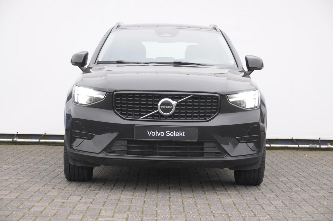 Volvo XC40 B3 177PK Automaat Plus Dark / Elektrische stoelen met geheugen / Keyless entry / Elektrische achterklep / Harman Kardon audio / Parkeersensoren met camera / stoel - en stuurwielverwarming /